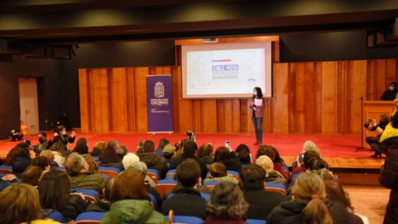 Ministra Vocera de Gobierno Camila Vallejo inició despliegue nacional del Gobierno, para repartir copias de la propuesta de nueva Constitución