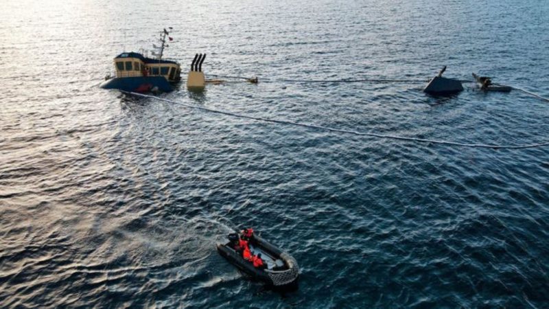 Planean retiro de los peces del wellboat “Heimdall” varado en Magallanes | Armada mantiene despliegue de unidades navales, ante posibles derrames de hidrocarburos y contaminantes