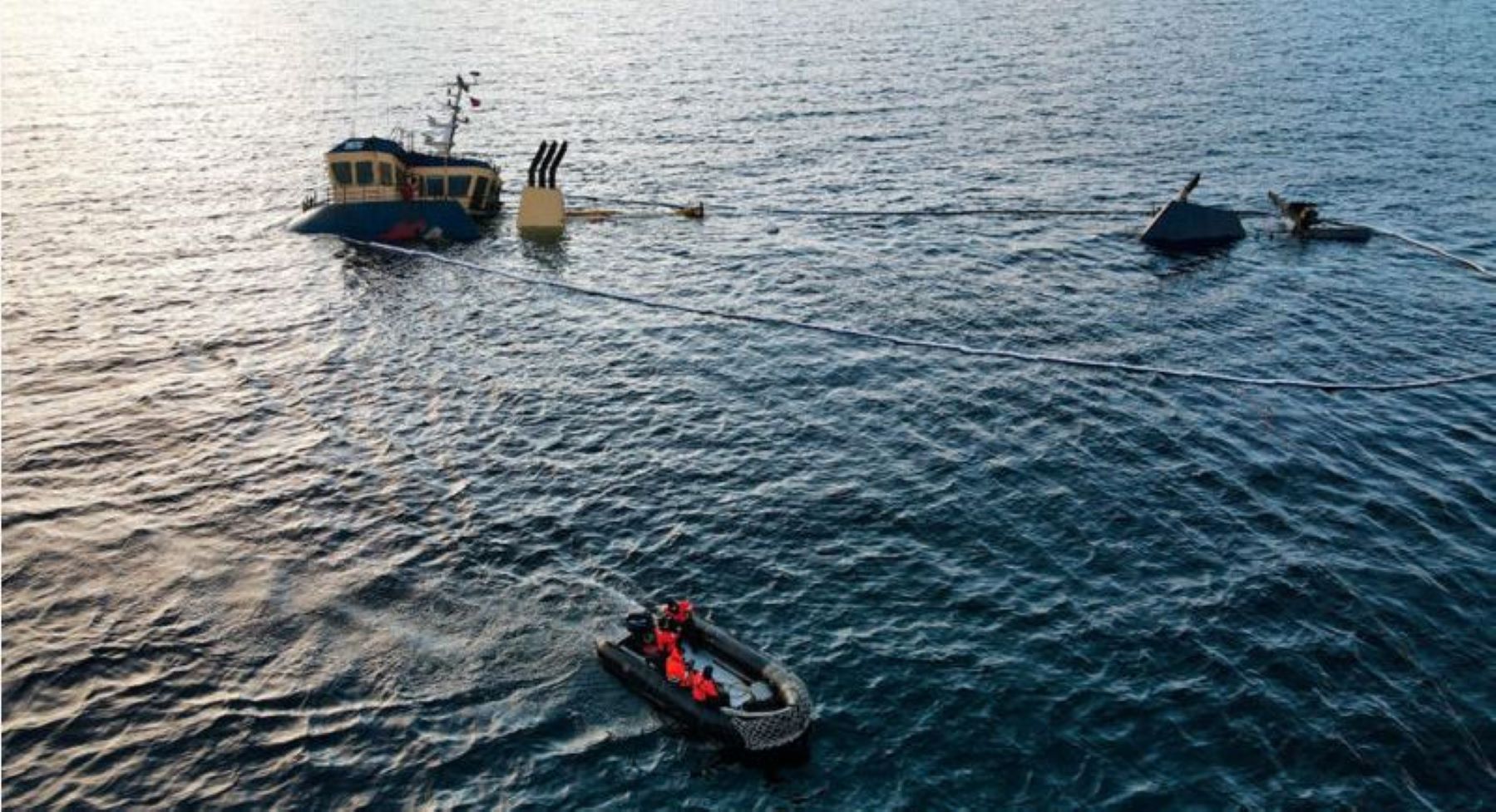 Planean retiro de los peces del wellboat “Heimdall” varado en Magallanes | Armada mantiene despliegue de unidades navales, ante posibles derrames de hidrocarburos y contaminantes