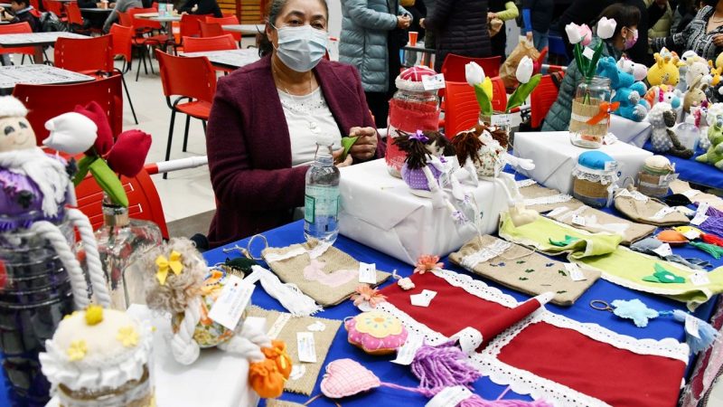 Adultos Mayores de Punta Arenas realizaron muestra artística, con trabajos del primer semestre de talleres municipales