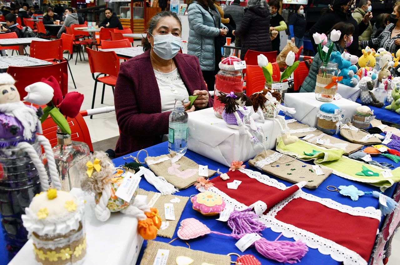 Adultos Mayores de Punta Arenas realizaron muestra artística, con trabajos del primer semestre de talleres municipales