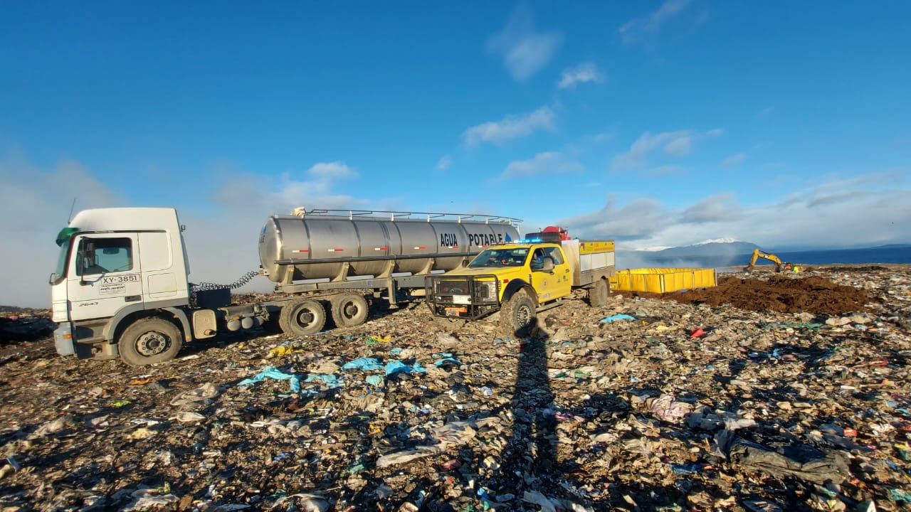 CONAF presta apoyo técnico para combate de incendio en vertedero municipal de Natales