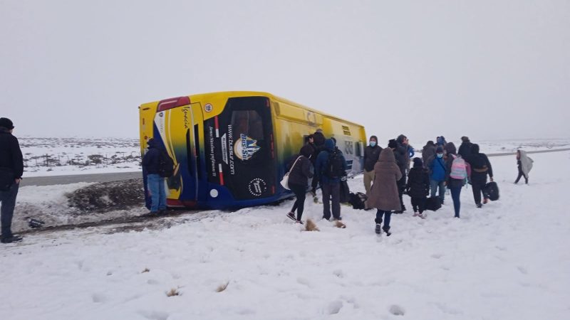 Vehículo de transporte de empresa Bus Sur volcó en la ruta 9 Norte cuando se dirigía de Puerto Natales a Punta Arenas