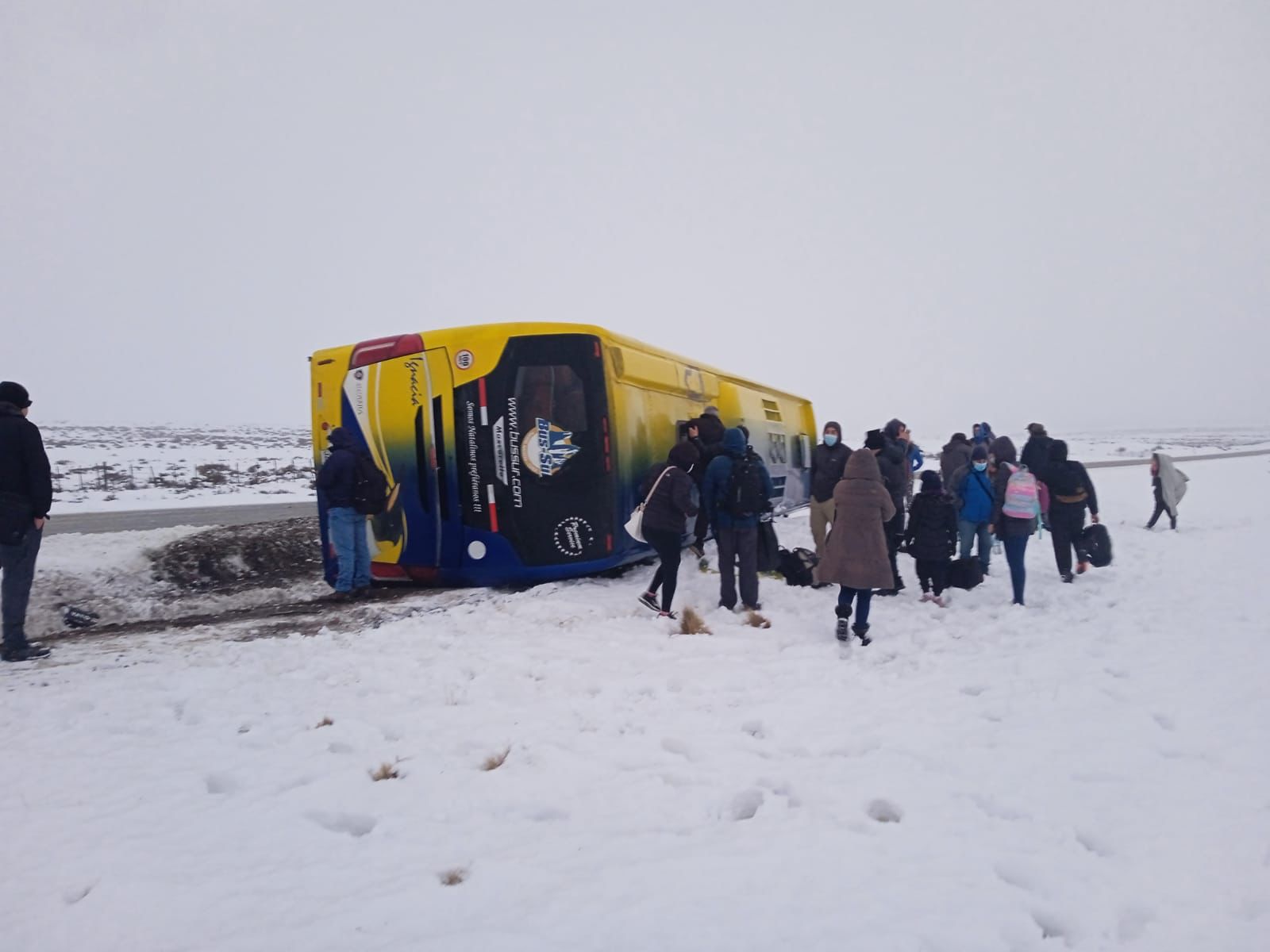 Vehículo de transporte de empresa Bus Sur volcó en la ruta 9 Norte cuando se dirigía de Puerto Natales a Punta Arenas