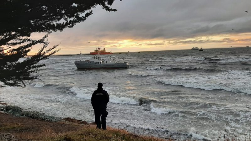 Lancha de Servicio General “Ona” toca fondo en bajos en cercanía de Muelle Prat