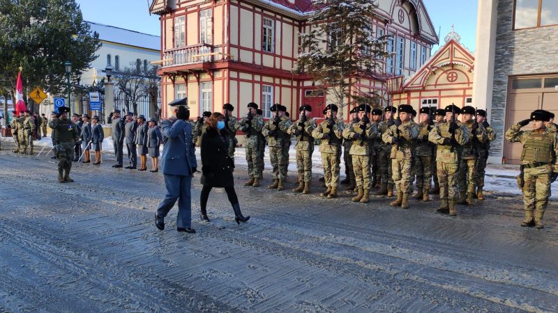 Se efectuó en Puerto Natales ceremonia de Juramento a la Bandera encabezada por Delegada Presidencial Romina Alvarez