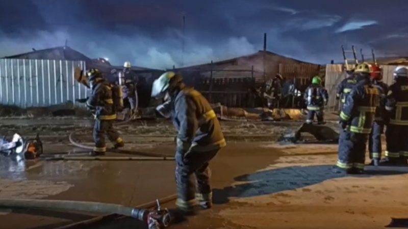 Incendio destruye locales comerciales en recinto donde se realiza la Fiesta Costumbrista Chilota de Punta Arenas