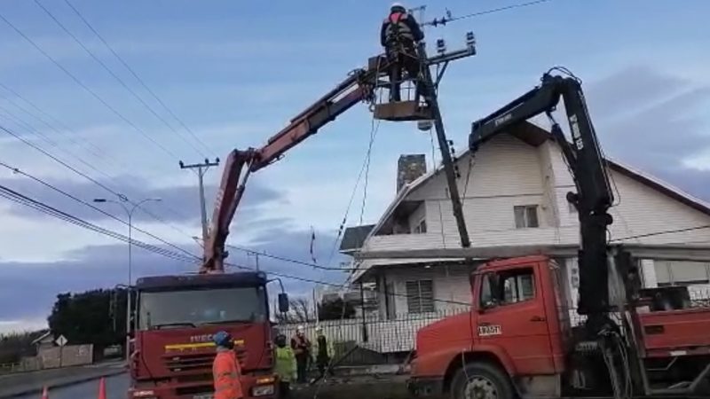 Choque provocó rotura en poste de media tensión sector sur de Punta Arenas