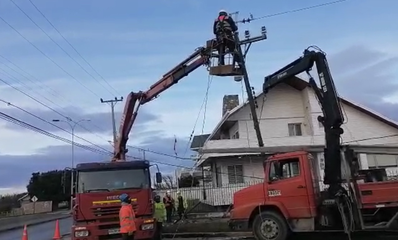 Choque provocó rotura en poste de media tensión sector sur de Punta Arenas