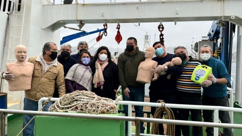 Tripulación del buque científico Abate Molina es capacitada en el uso de desfibriladores automáticos y primeros auxilios