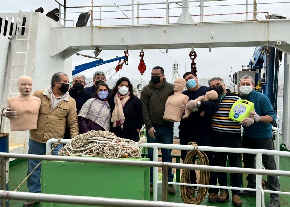 Tripulación del buque científico Abate Molina es capacitada en el uso de desfibriladores automáticos y primeros auxilios