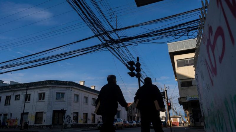 Consejero Regional Rodolfo Cárdenas propone acciones para limpiar el cableado en desuso de las principales comunas de Magallanes