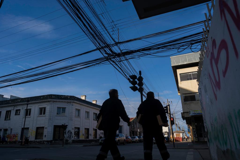 Consejero Regional Rodolfo Cárdenas propone acciones para limpiar el cableado en desuso de las principales comunas de Magallanes