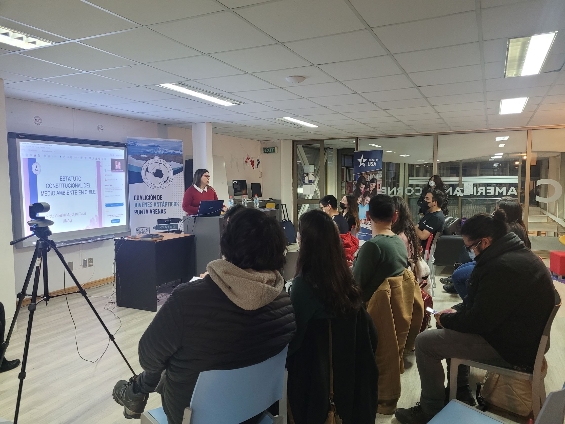 Asistentes destacan conversatorio “Antártica, Medio Ambiente y Constitución”, impartido por el proyecto Explora Magallanes junto a la Coalición de Jóvenes Antárticos