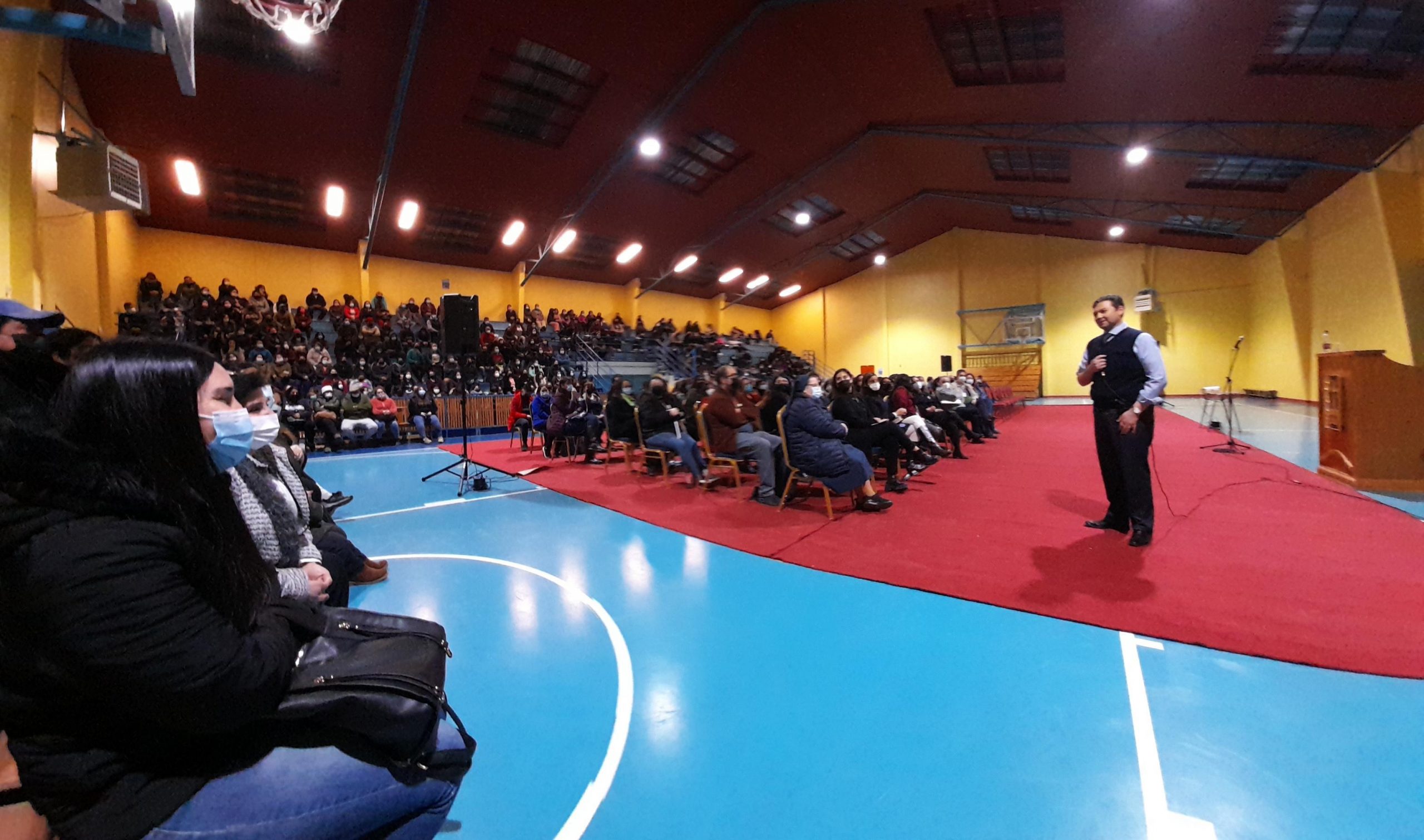 Masiva Charla en Punta Arenas Apoderados y cuerpo educativo de la Escuela La Milagrosa hablaron sobre responsabilidad penal Adolescente con Fiscal Campos