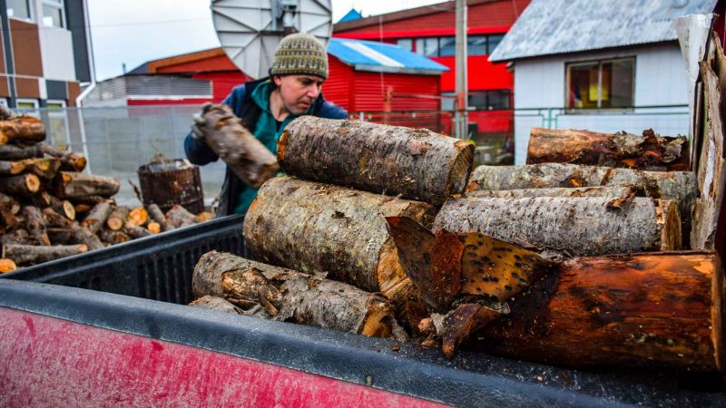 Entrega de leña trozada se realizó en Puerto Williams, ante creciente demanda ciudadana