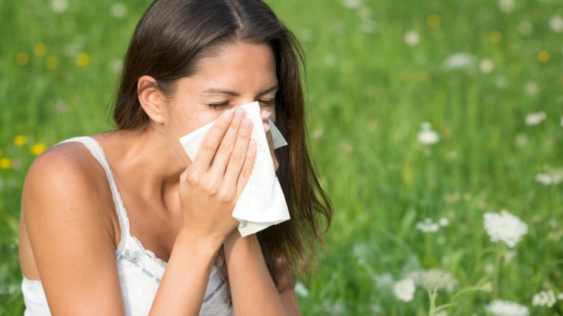 Cómo diferenciar una alergia en primavera del COVID-19