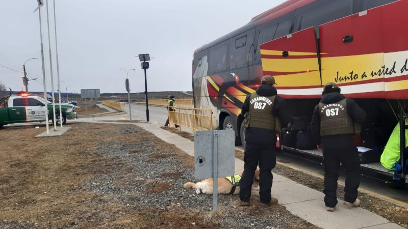 Carabineros del OS7 y del Retén Villa Tehuelches realizan fiscalización a transporte público mayor en Ruta 9 Norte