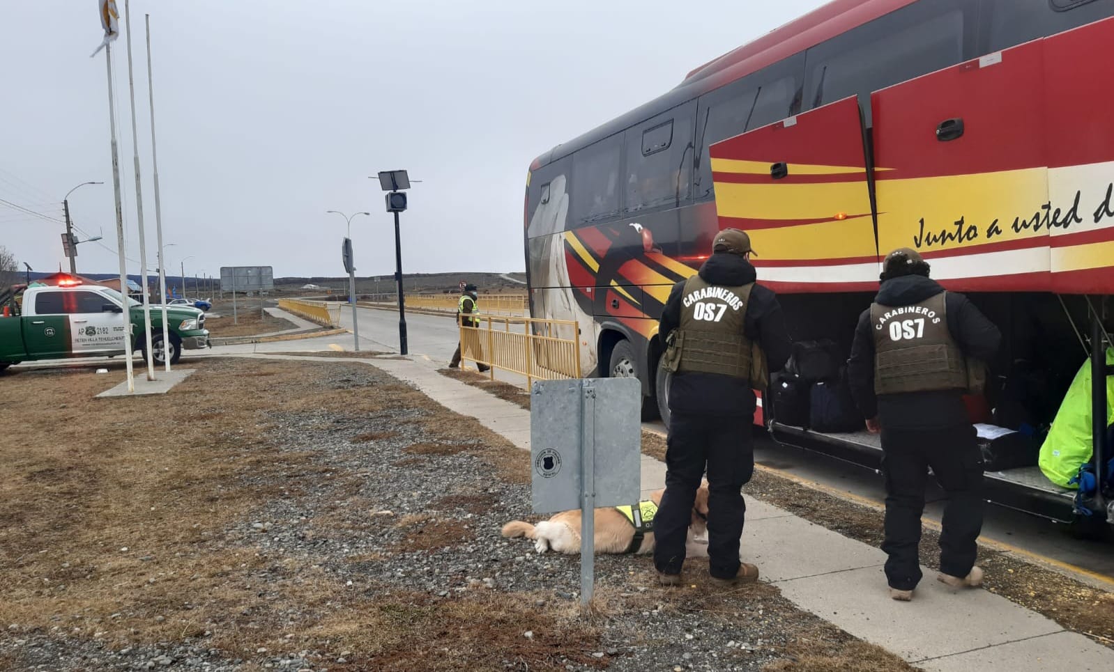 Carabineros del OS7 y del Retén Villa Tehuelches realizan fiscalización a transporte público mayor en Ruta 9 Norte