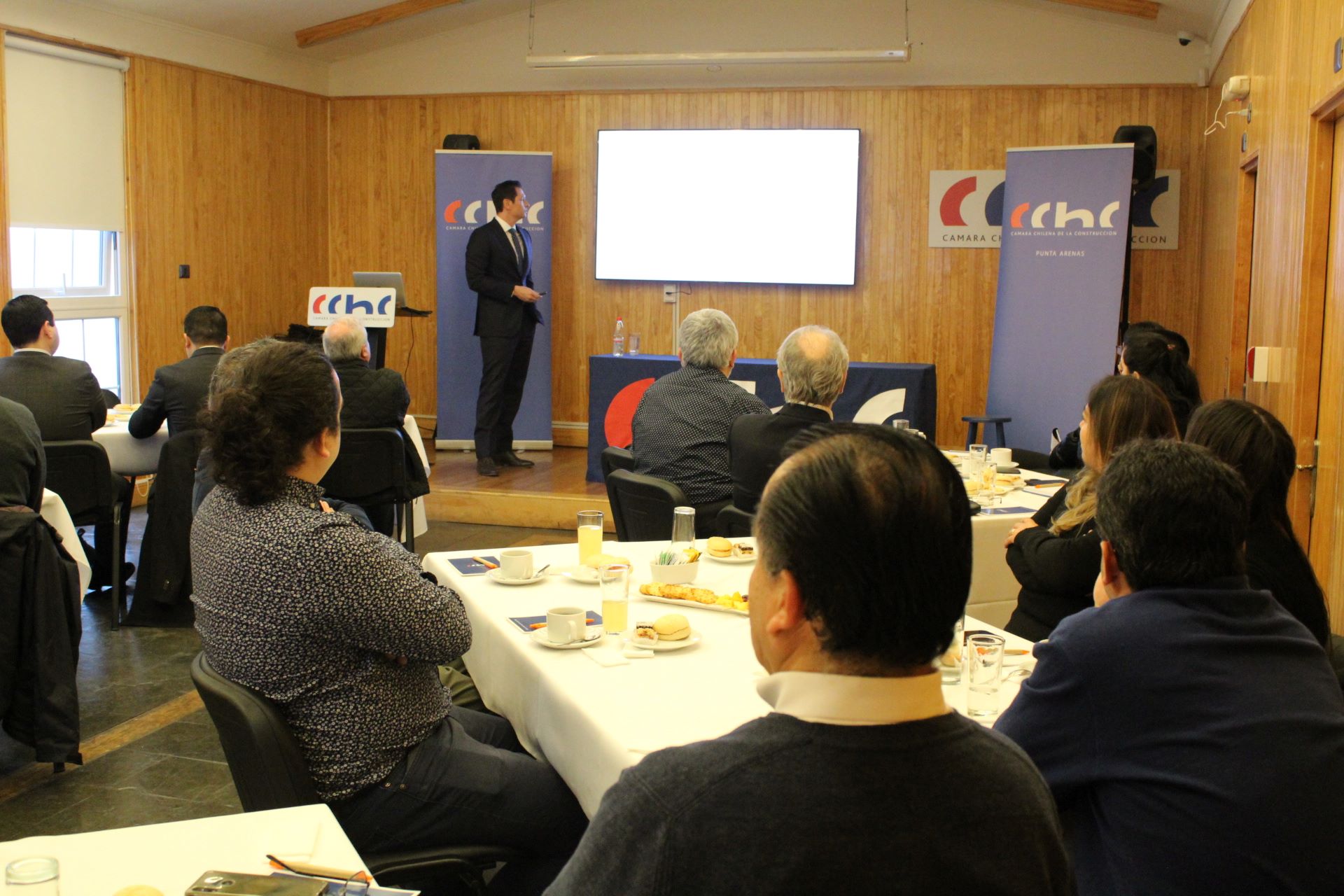 Destacado abogado dictó charla sobre Reforma Tributaria y Empresas Familiares en Punta Arenas