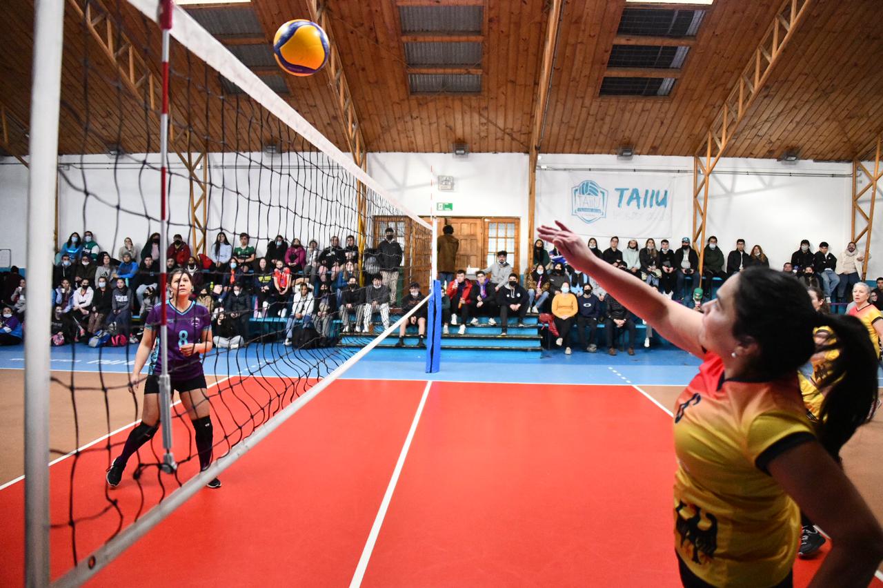 Deportistas magallánicos dieron vida a Campeonato Regional de Voleibol 6×6