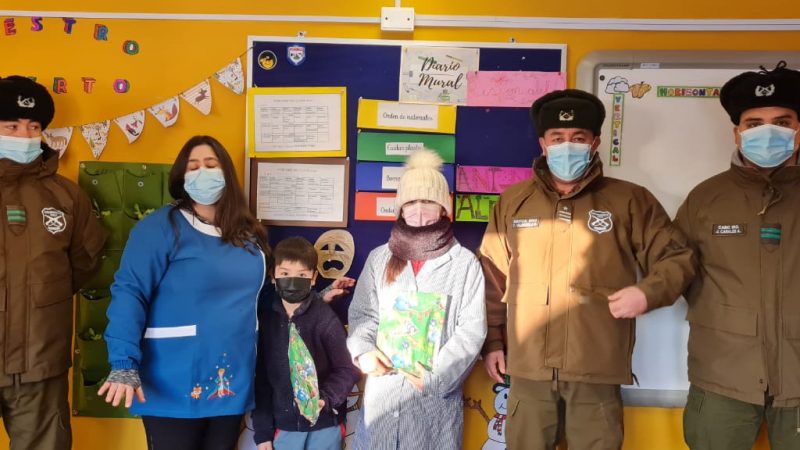 Carabineros entregaron presentes a niños y niñas de Puerto Toro, en el Mes de la Infancia
