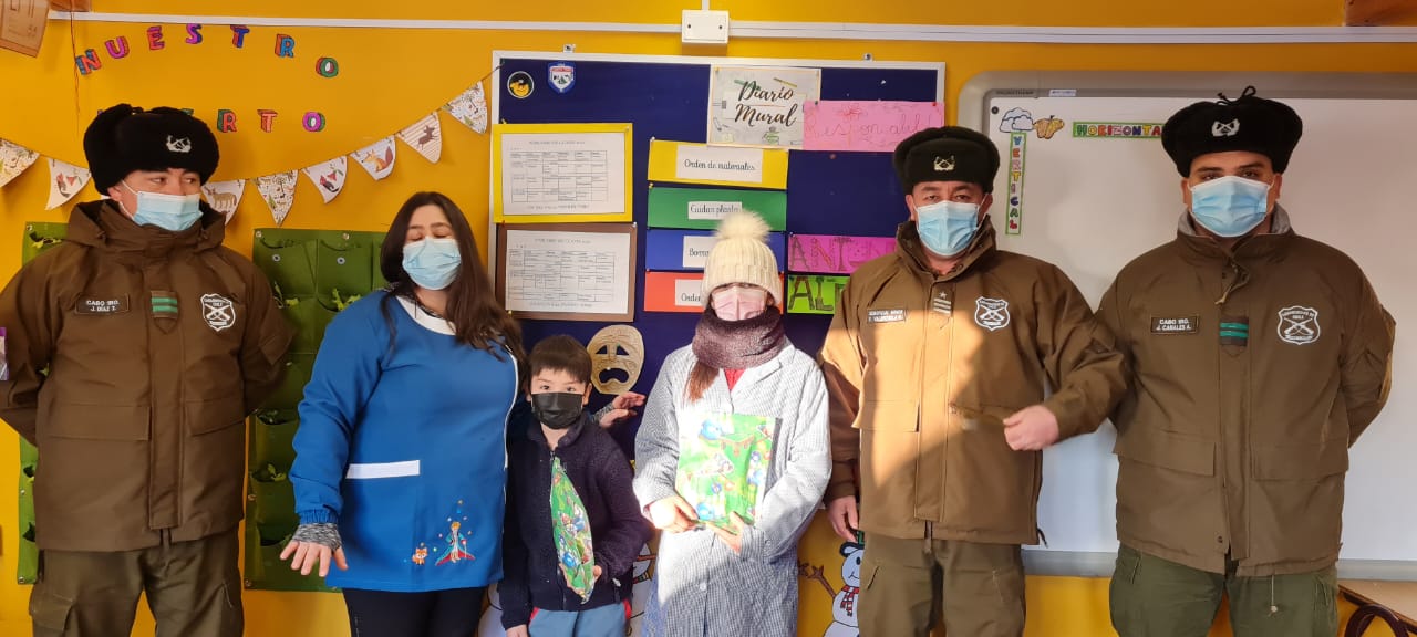 Carabineros entregaron presentes a niños y niñas de Puerto Toro, en el Mes de la Infancia
