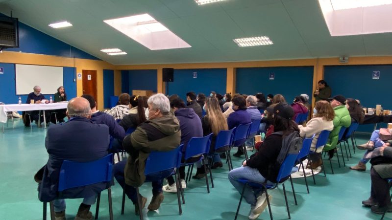 Masiva concurrencia a conversatorio de ex convencionales Elisa Giustinianovich y Benito Baranda en Puerto Natales
