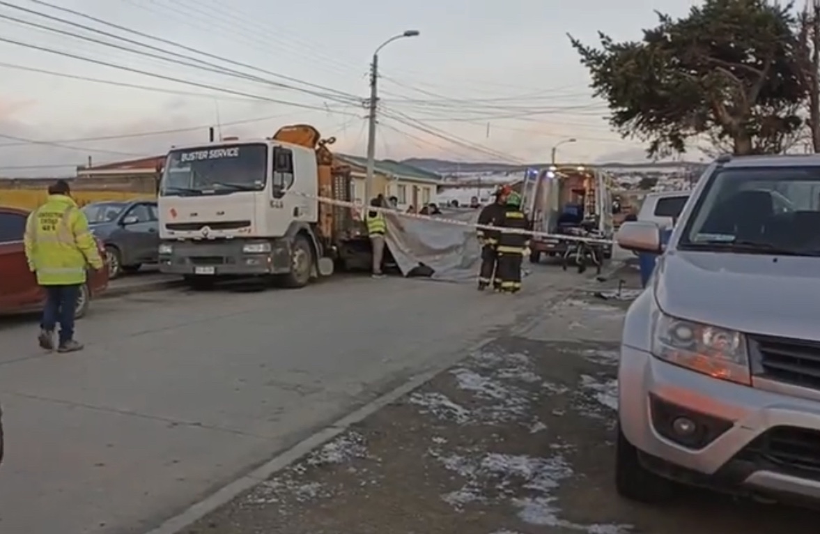 Trabajador de 29 años fallece tras resultar aplastado por camión grúa en Punta Arenas