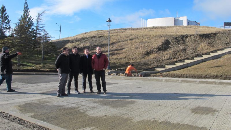 Autoridades del MINVU inspeccionaron obras de pavimentación en Cerro Sombrero junto al alcalde de Primavera