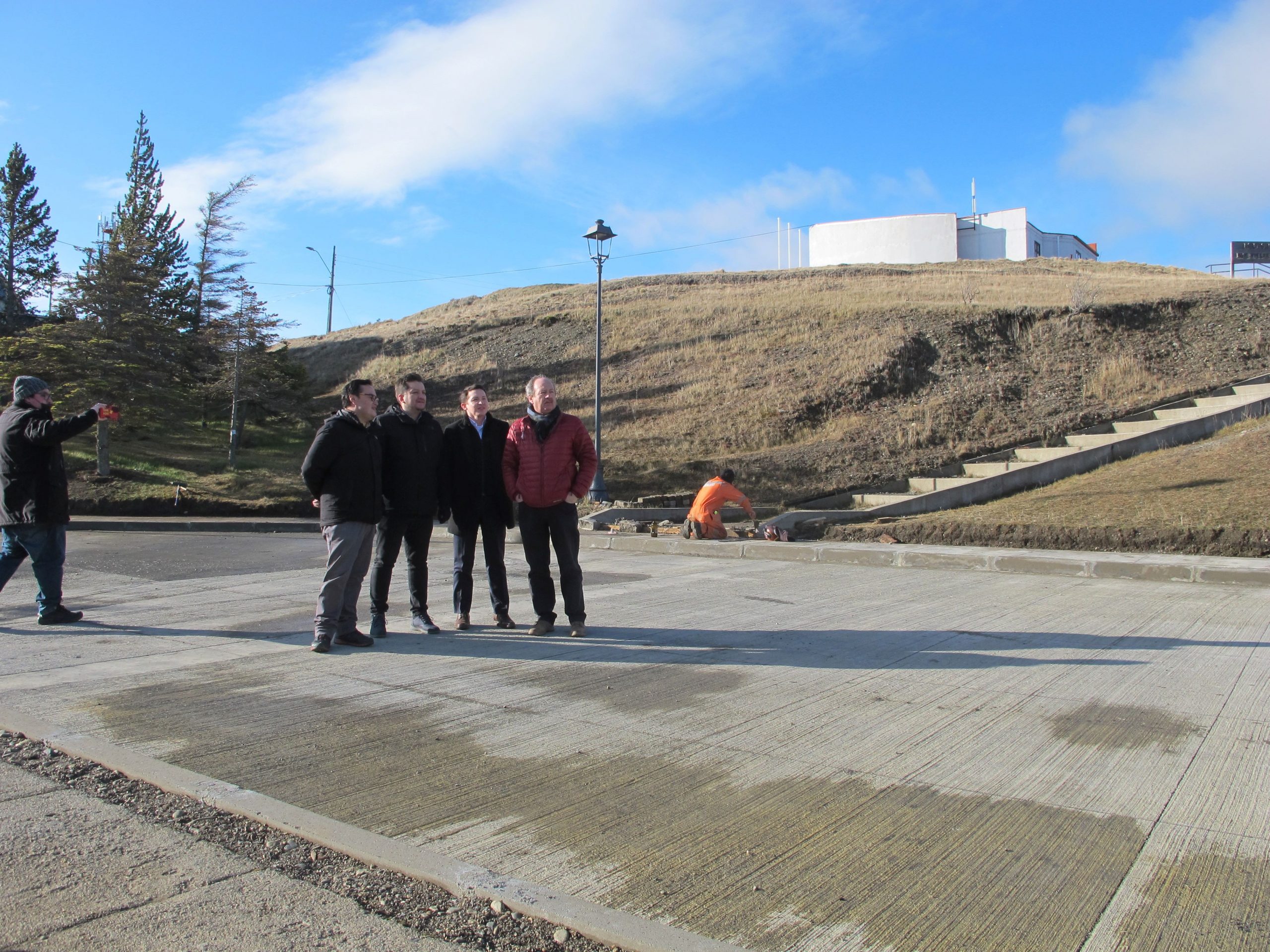 Autoridades del MINVU inspeccionaron obras de pavimentación en Cerro Sombrero junto al alcalde de Primavera