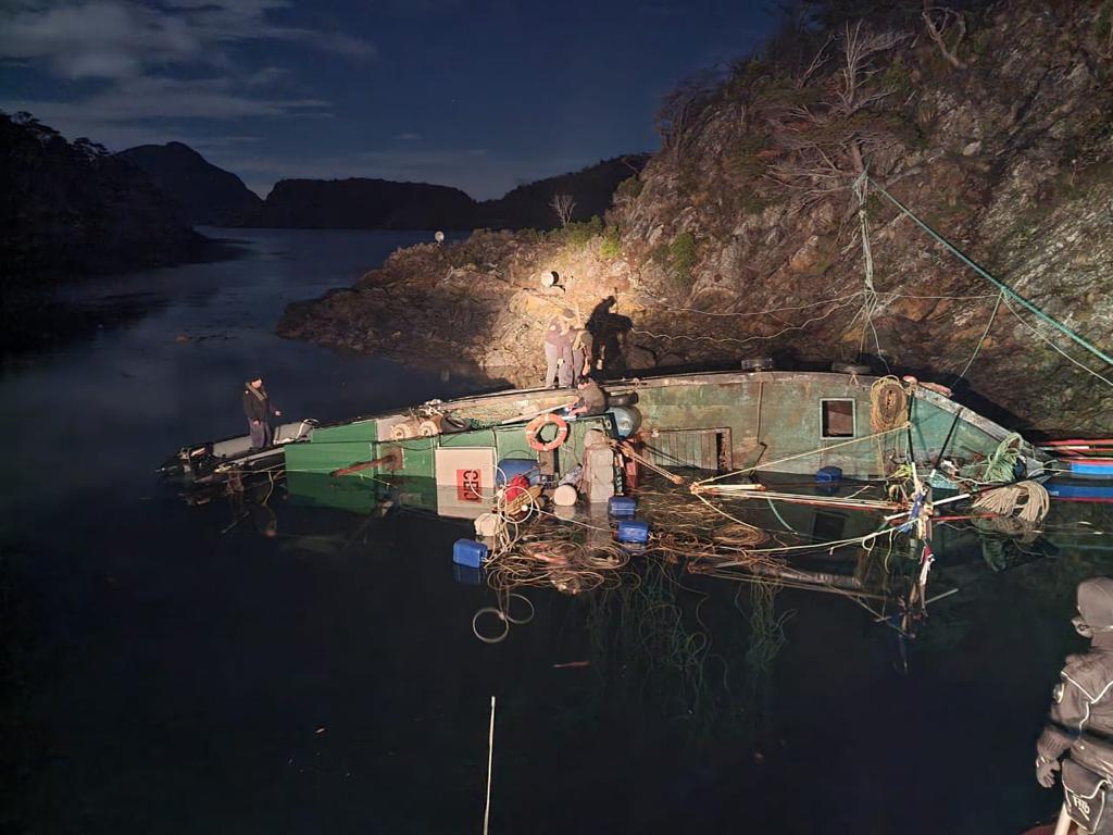 Unidades de la Armada se despliegan para rescate de tripulación de lancha a motor «Flash III» en Canal Murray