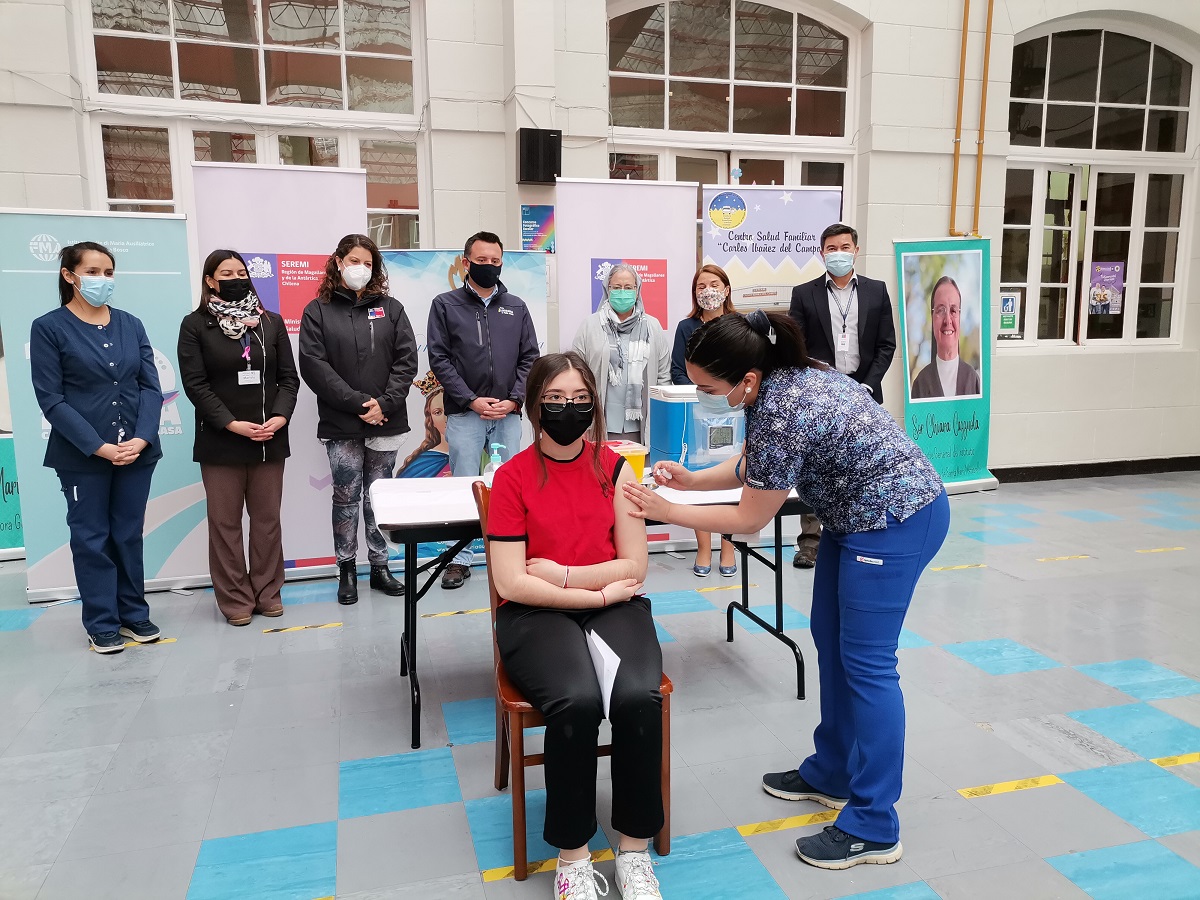Más de 8.900 alumnas y alumnos de 41 establecimientos educacionales de Punta Arenas recibirán vacuna programática escolar 2022