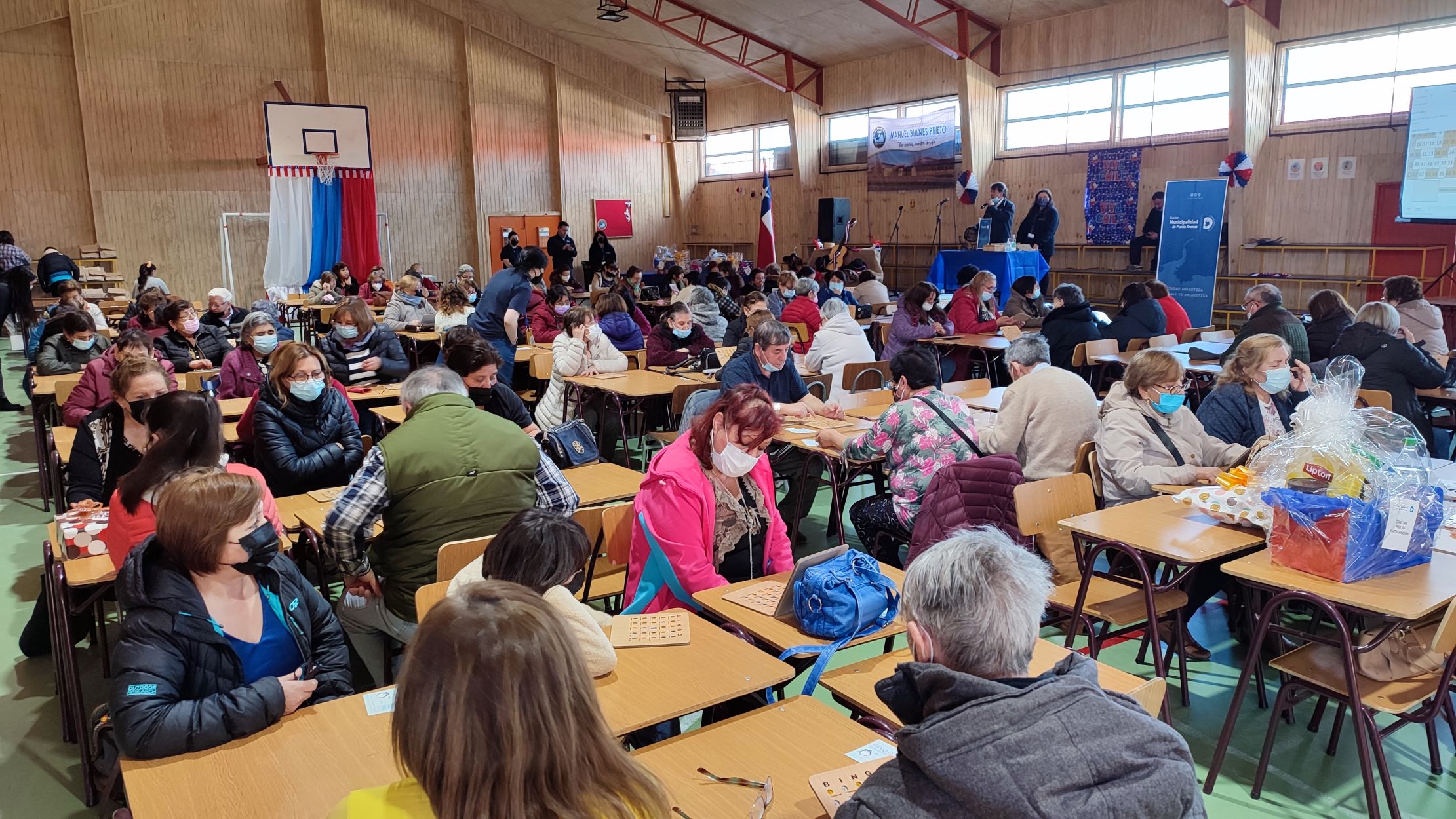 Más de 150 adultos mayores participaron de bingo dieciochero organizado por el Municipio de Punta Arenas