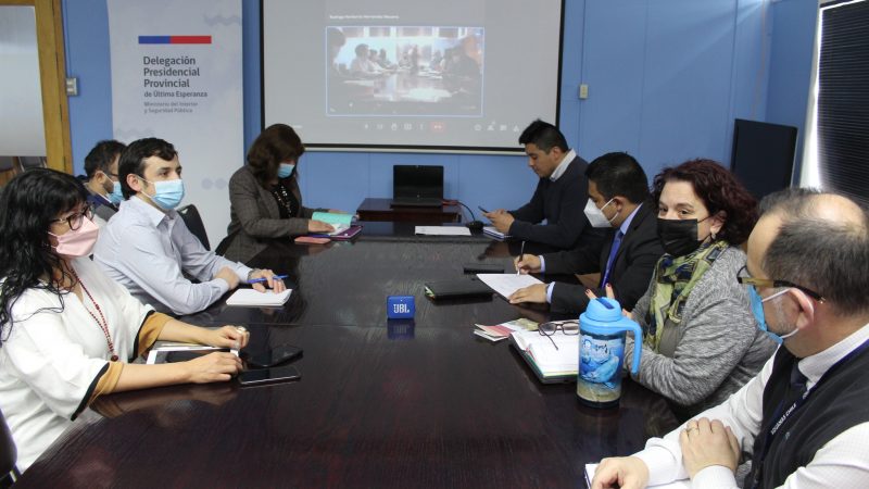 SEREMI de Economía lidera mesa con gremios del comercio y turismo en Puerto Natales