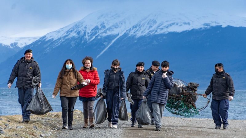 Gobernación Marítima de Puerto Williams desarrolló jornada de limpieza de playas