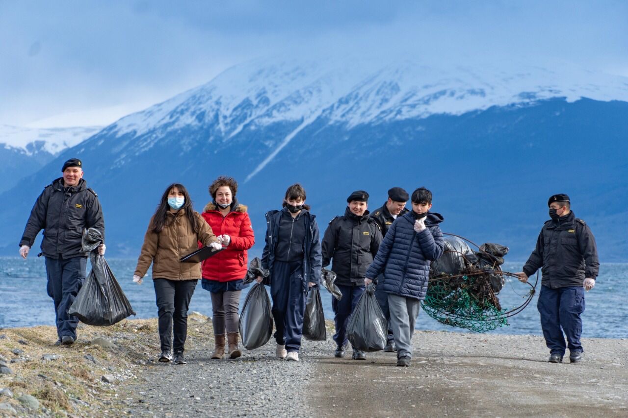 Gobernación Marítima de Puerto Williams desarrolló jornada de limpieza de playas