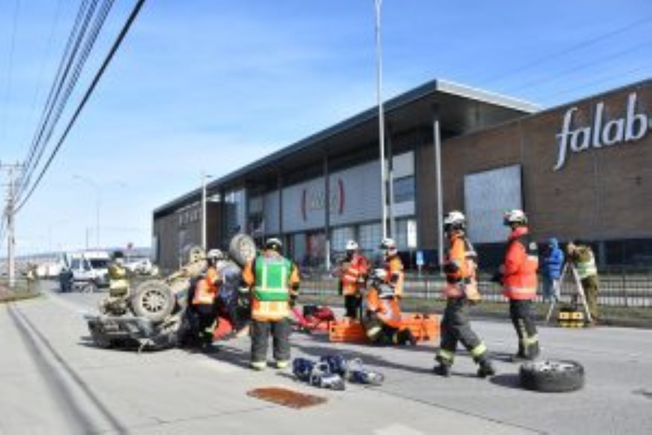 Impactante simulacro de accidente vial en Avenida Frei de Punta Arenas | Campaña de CONASET «Siempre hay alguien que te espera, cuida tu vida»