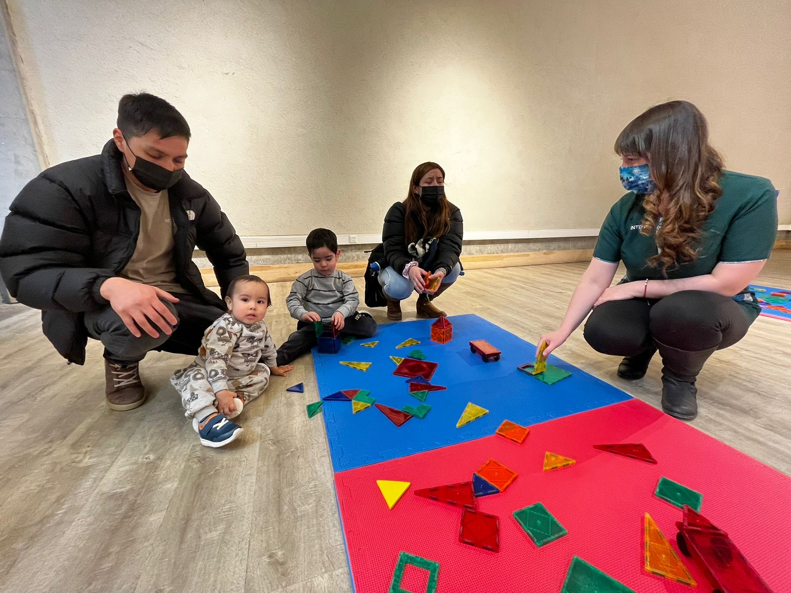 Jardín Infantil Magallanes realizó jornada informativa y de juegos para niños y familias en Zona Franca de Punta Arenas