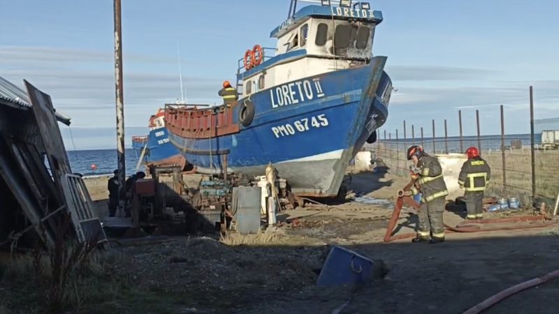 Incendio en embarcación al sur de Punta Arenas deja un lesionado. Bomberos de tres compañías controlaron el siniestro.