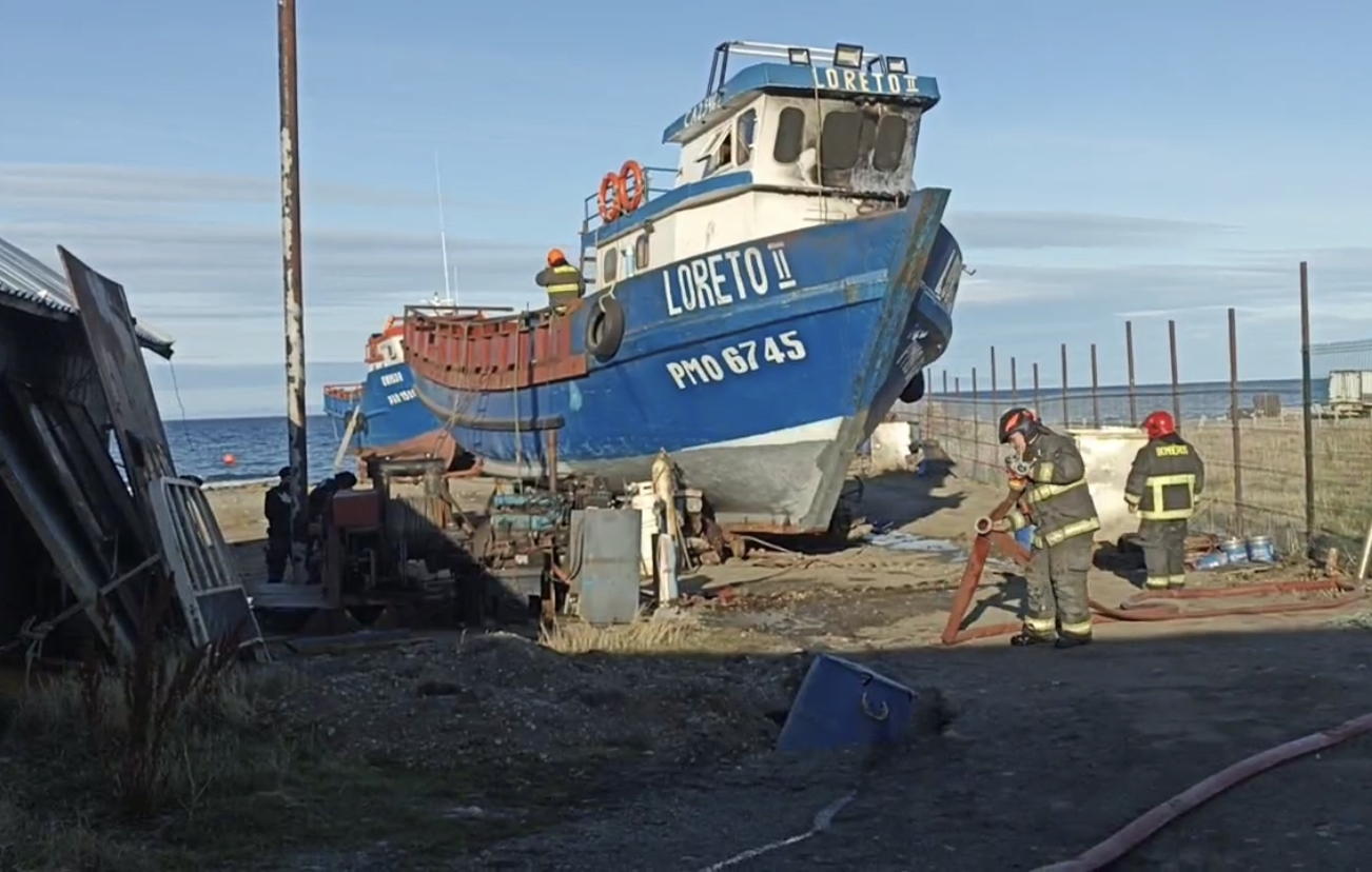 Incendio en embarcación al sur de Punta Arenas deja un lesionado. Bomberos de tres compañías controlaron el siniestro.