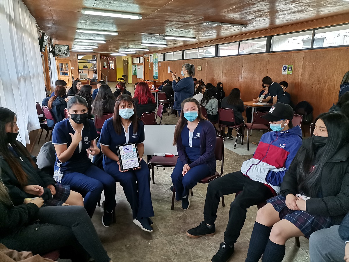 Con Taller de enfermería continua proyecto de prevención de accidente cerebro vascular en Liceo Sara Braun