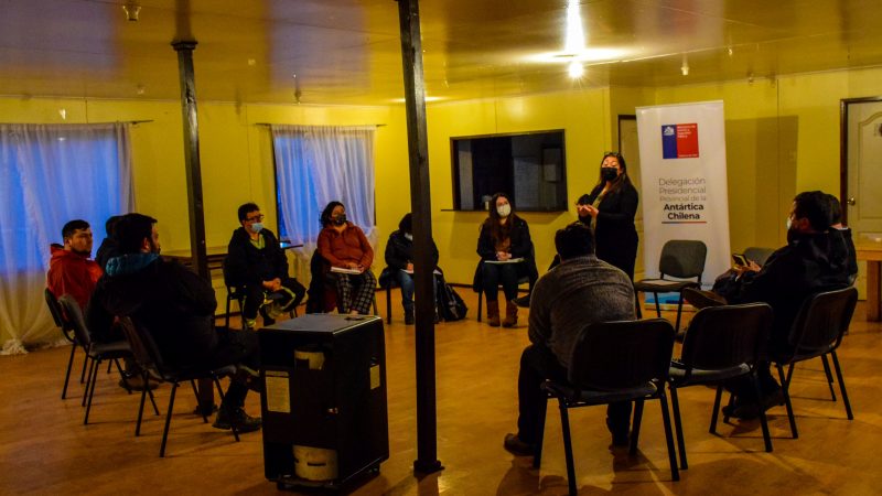 Autoridades y dirigentes sociales de Puerto Williams sostienen reunión de diálogo participativo