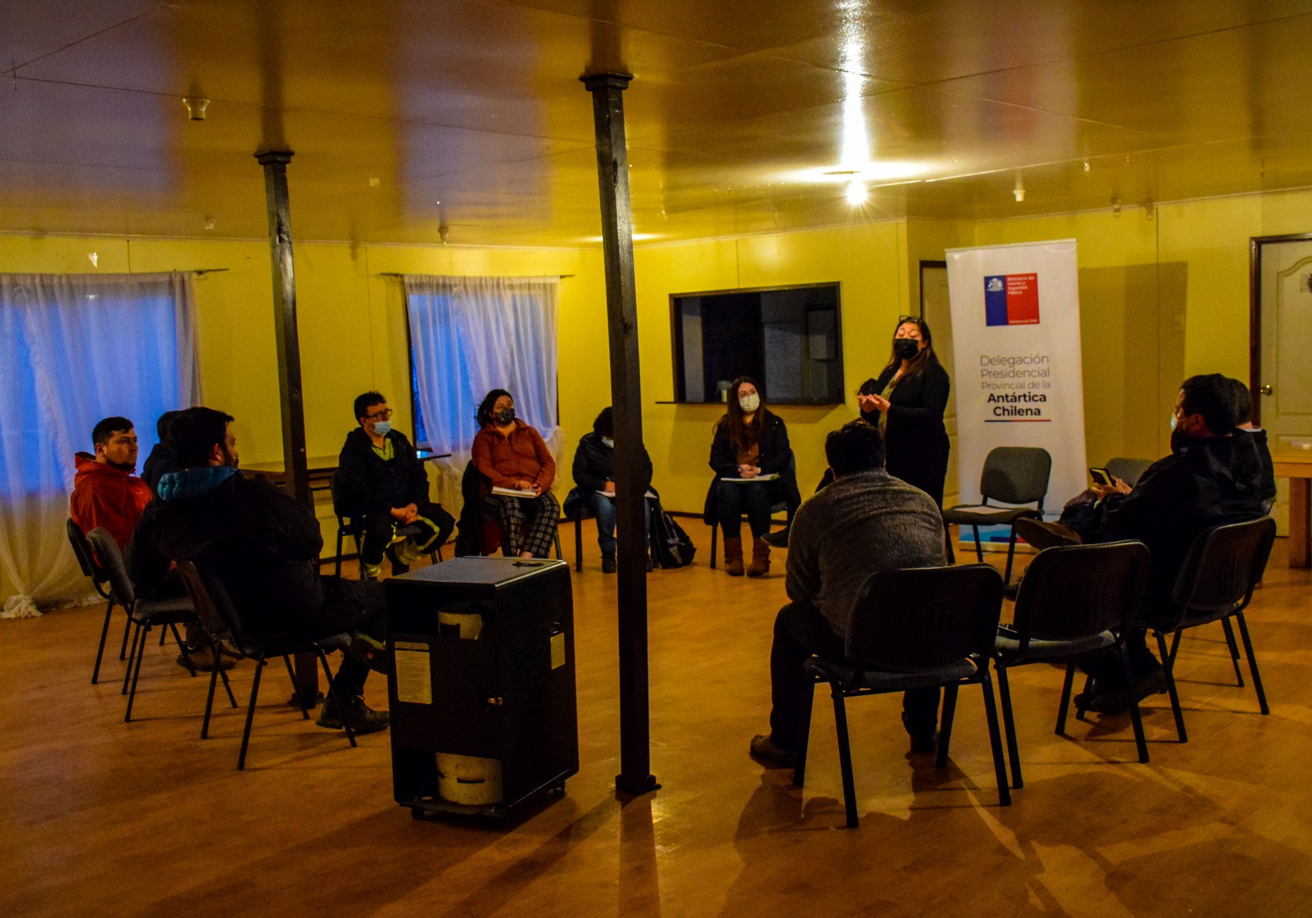 Autoridades y dirigentes sociales de Puerto Williams sostienen reunión de diálogo participativo
