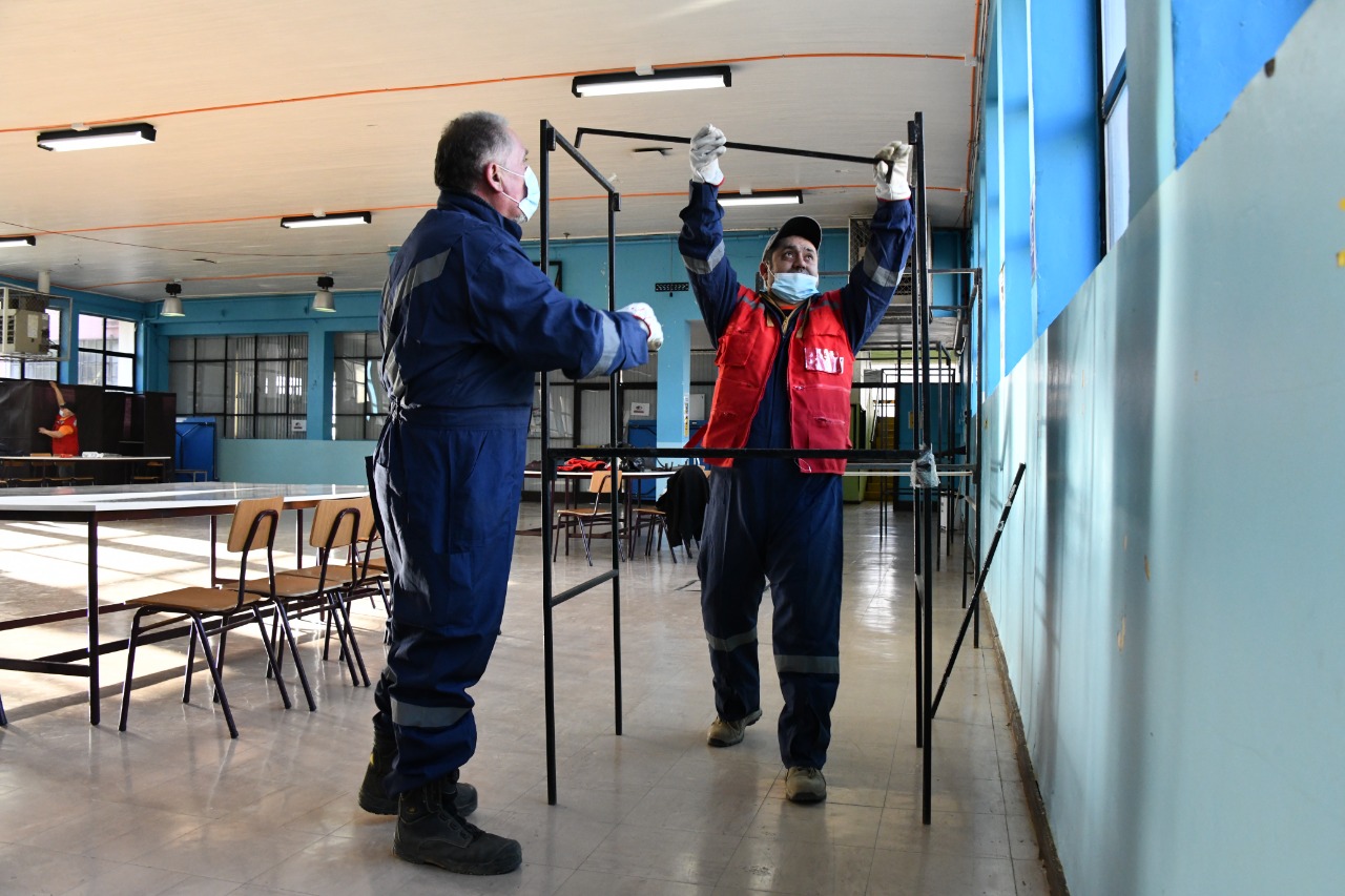 $ 40 millones de pesos invierte Municipalidad de Punta Arenas para el plebiscito del 4 de septiembre | Trabajadores de la Dirección de Operaciones montarán 28 locales de votación