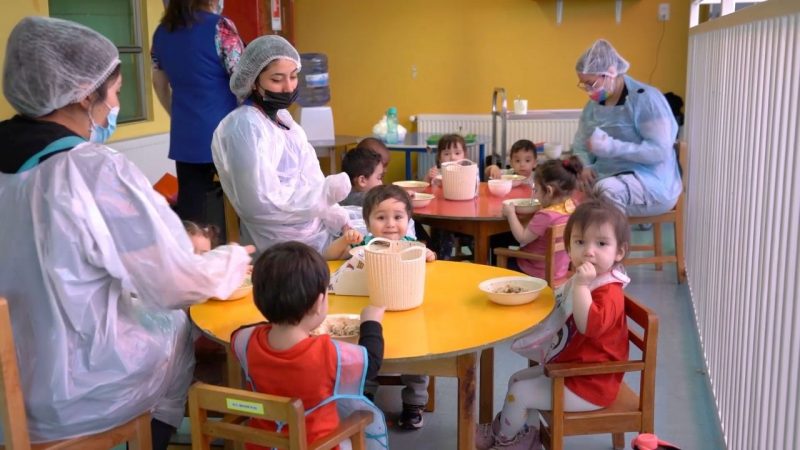 Programa piloto busca potenciar apego entre niños y sus familias mediante juegos y terapias innovadoras