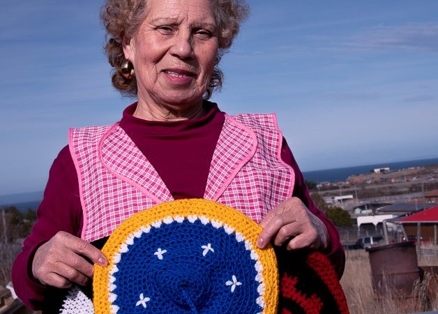 La historia de la mujer que teje boinas y apaga sus penas al ritmo del acordeón en Magallanes