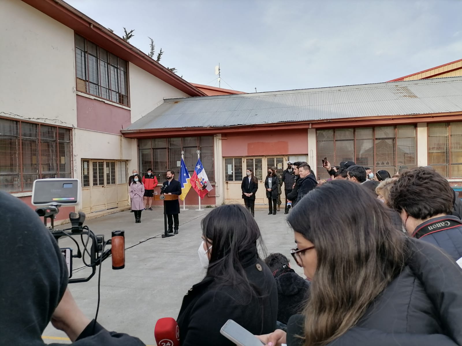 Presidente Gabriel Boric votó en Punta Arenas y llamó a la ciudadanía a sufragar