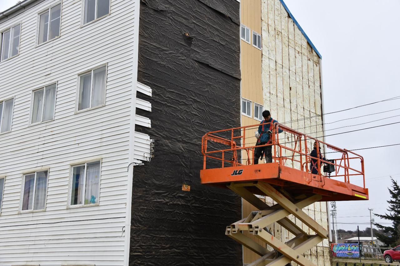 Avanzan los trabajos de reparación en edificios del condominio Archipiélago de Chiloé en sector sur de Punta Arenas