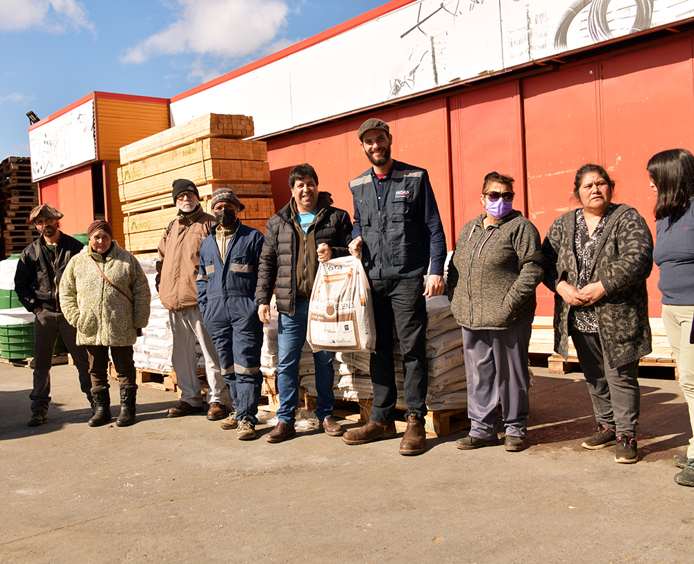 Agricultores paperos de INDAP en Magallanes reciben fertilizantes para asegurar siembra  
